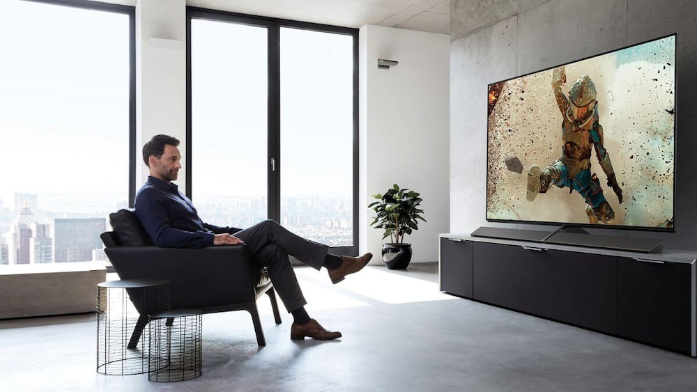 مردی در حال تماشای تلویزیون جی پلاس