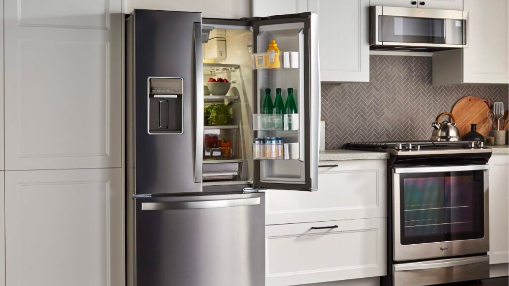 یخچال سیلور با درب های باز در آشپزخانه ای مدرن