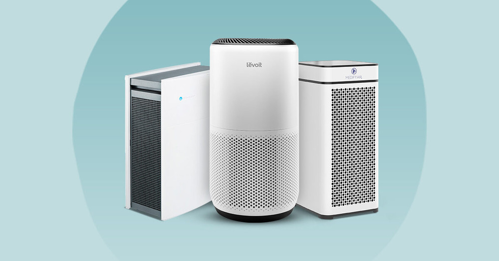 تصویر تبلیغاتی از سه دستگاه تصفیه کننده هوای سفید رنگ