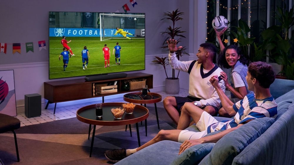نمایش یک مدل تلویزیون تی سی ال با تصویری از مسابقه فوتبال