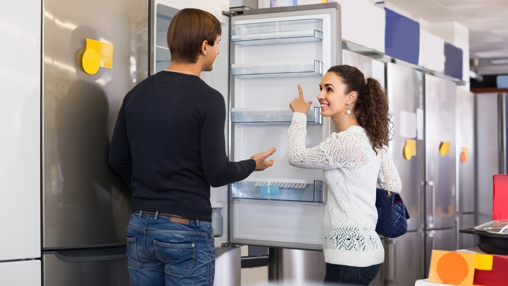 زن و شوهری در حال انتخاب یخچال برای خرید