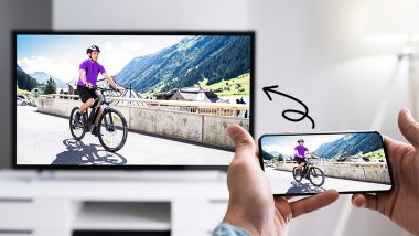 یک گوشی و یک تلویزیون با نمایش تصویر یکسان