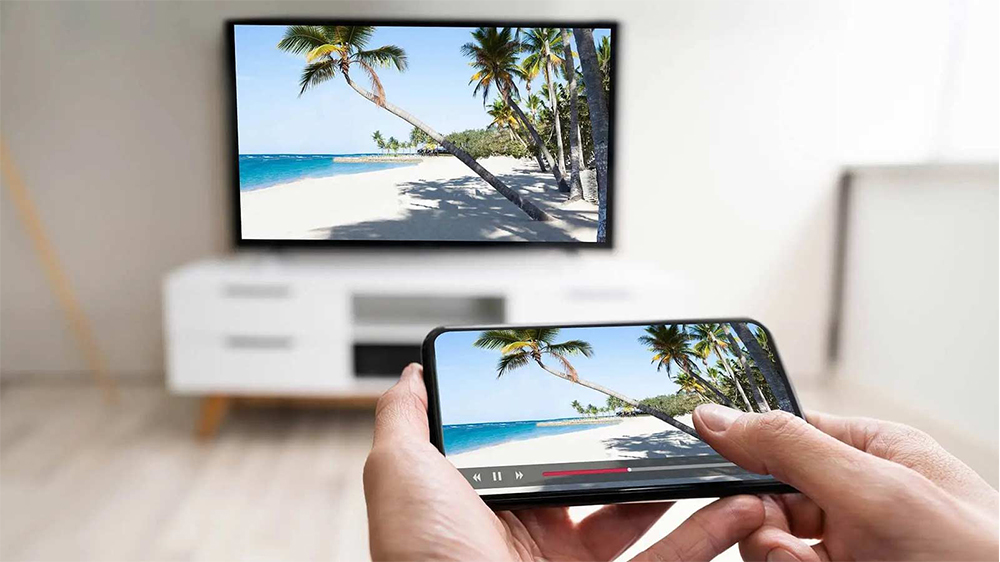 نمایش تصویر نخل و ساحل روی گوشی هوشمند در تلویزیون هوشمند