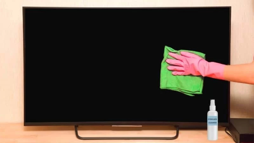 تمیز کردن صفحه نمایش تلویزیون با محلول پاک‌کننده