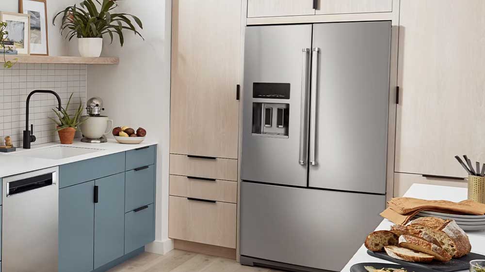 یخچال دوو طرح درب فرانسوی در فضای آشپزخانه با کابینت‌های چوبی و آبی