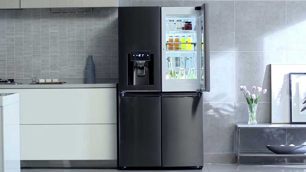 یخچال دوو رنگ مشکی با طراحی مدرن در آشپزخانه مدرن با کابینت سفید