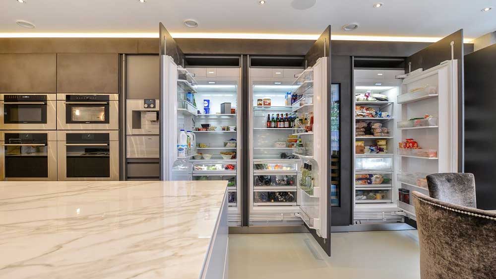 یخچال فریزر توکار جادار و با فضای داخلی بزرگ در آشپزخانه‌ای بزرگ و مدرن