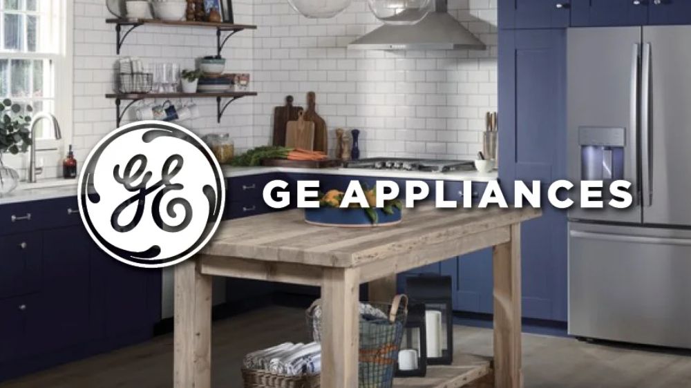 لوگو و اسم برند GE Appliances با عکس یکی از یخچال‌های این برند در پس‌زمینه