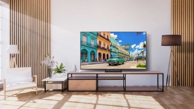 تلویزیون ۶۵ اینچ سامسونگ در فضای نشیمن خانه‌ای نورگیر و آفتابی