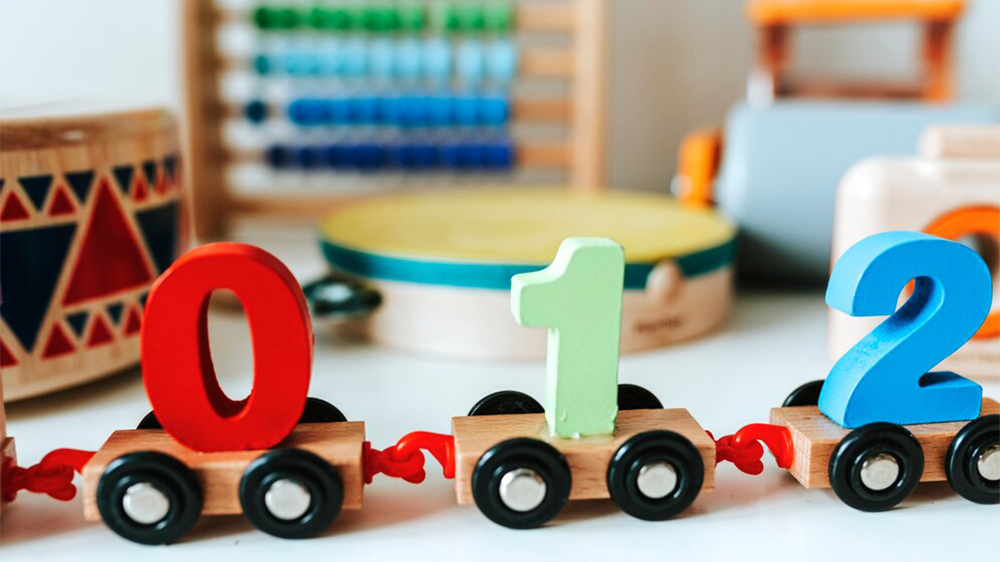 ست اسباب بازی های آموزشی کودکانه روی میزی سفید