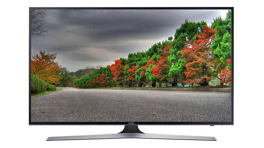تلویزیون ۵۰ اینچ سامسونگ مدل NU7900 با تصویری از جاده جنگلی