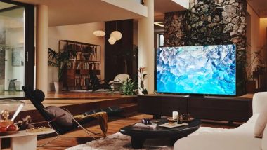 یک تلویزیون صفحه بزرگ هوشمند بدون قاب در اتاق نشیمن با طراحی گرم و شلوغ