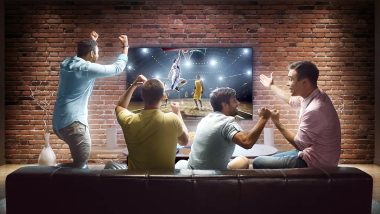 گروهی از مردان در حال تماشای مسابقه ورزشی با تلویزیون سام