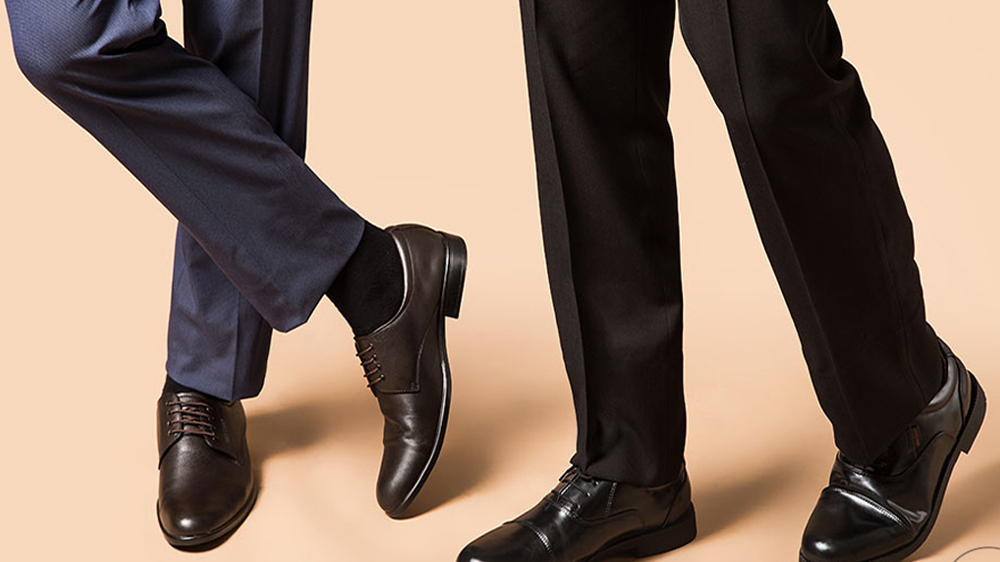 پاهای دو مرد که کفش رسمی پوشیده‌اند