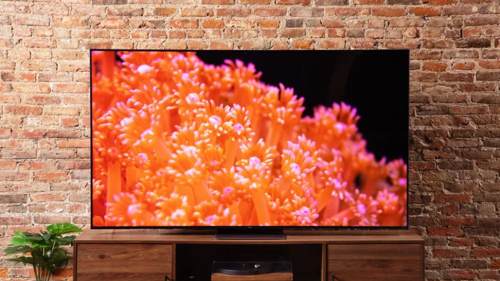 تلویزیون OLED با طراحی جدید با بک‌گراند دیوار آجری