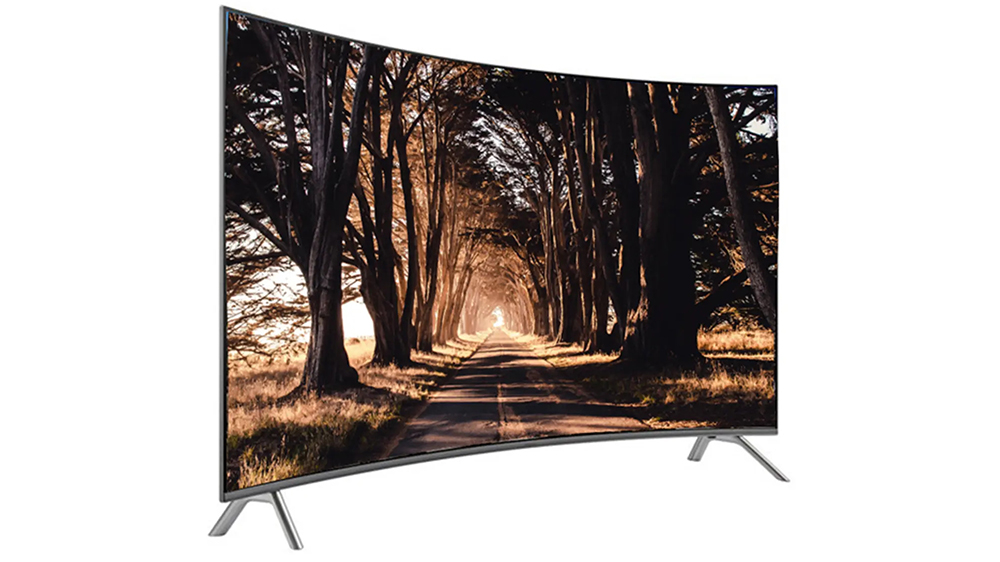 تلویزیون ۵۵ اینچ سامسونگ مدل NU8950 با تصویری از جاده میان درخت‌ها