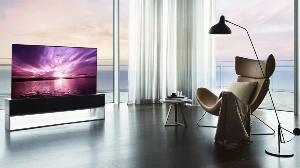 یک تلویزیون بدون فریم در اتاقی با طراحی مینیمال مدرن