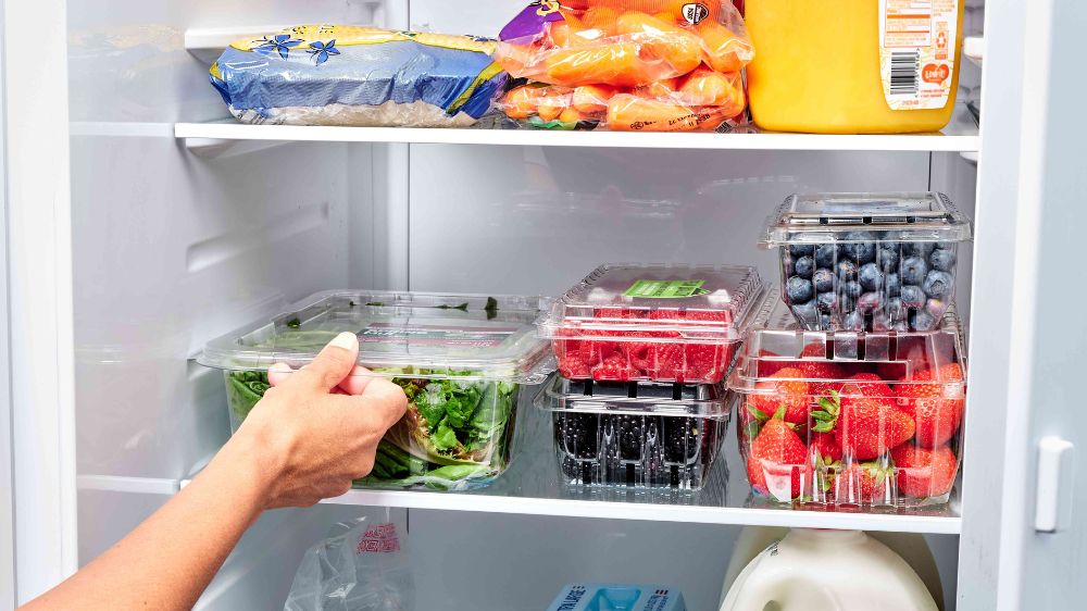 محتویات داخل یخچال که شامل میوه و سبزیجات است.
