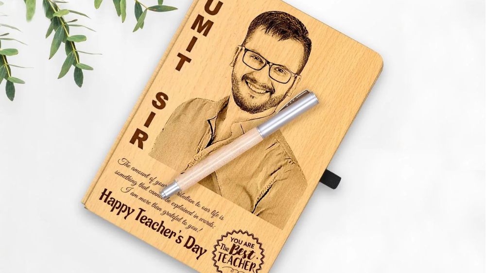 دفترچه چوبی به همراه یک خودنویس با تصویر معلم برای کادو روز معلم