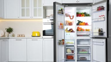 یک یخچال با در باز و محتواهای داخلش در آشپزخانه با کابینت‌های سفید