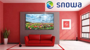 تلویزیون اسنوا در اتاقی با دیوارها و مبل قرمز