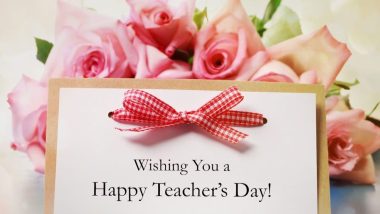 یک کارت پستال برای روز معلم به همراه یک دسته گل در پشت آن