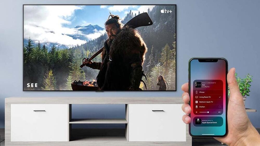 تصویر یک گوشی آیفون در حالی که به تلویزیون ال جی متصل شده است و در حال نمایش یک سریال تلویزیونی از اپل تی وی است.