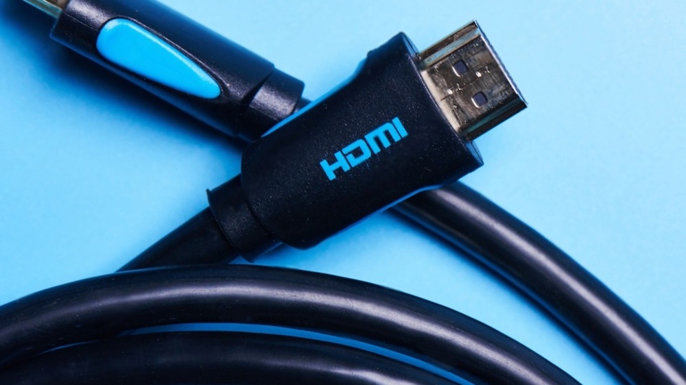 تصویر یک کابل HDMI مشکی با پس‌زمینه آبی