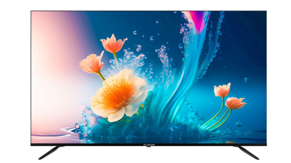 تلویزیون ایکس ویژن مشکی رنگ که تصویر رویایی گل‌های دریایی را در اعماق دریا با کیفیت عالی نمایش می‌دهد