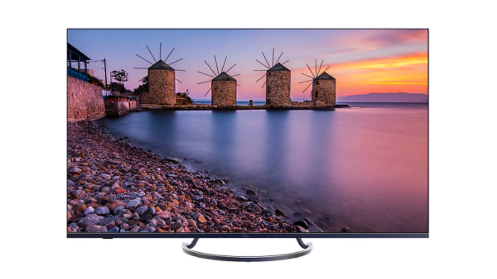 تلویزیون هوشمند جی پلاس که بادگیرهای قدیمی کنار دریا را هنگام غروب آفتاب نمایش می‌دهد