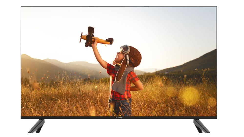 تلویزیون 65 اینچ اسنوا که یک پسر کوچک را در حالی که با هواپیما در مزرعه بازی می‌کند نمایش می‌دهد.