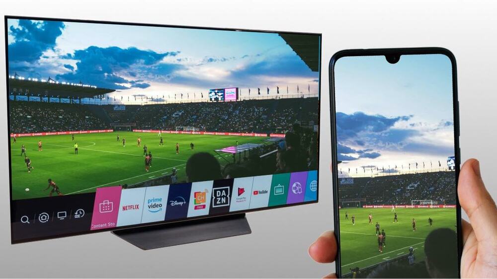 تصویر یک گوشی اندروید متصل به یک تلویزیون ال جی در حال نمایش یک مسابقه فوتبال