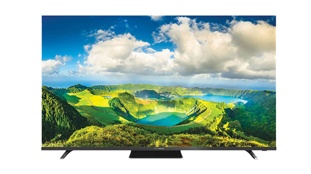 تلویزیون 4K برند Daewoo مدل S7100EM مشکی رنگ که یک منظره طبیعی سبز با آسمان آبی و ابر را نمایش می‌دهد.