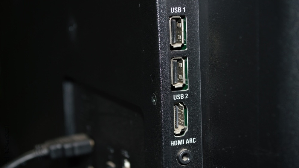 تصویر درگاه USB یک تلویزیون ال جی به رنگ مشکی