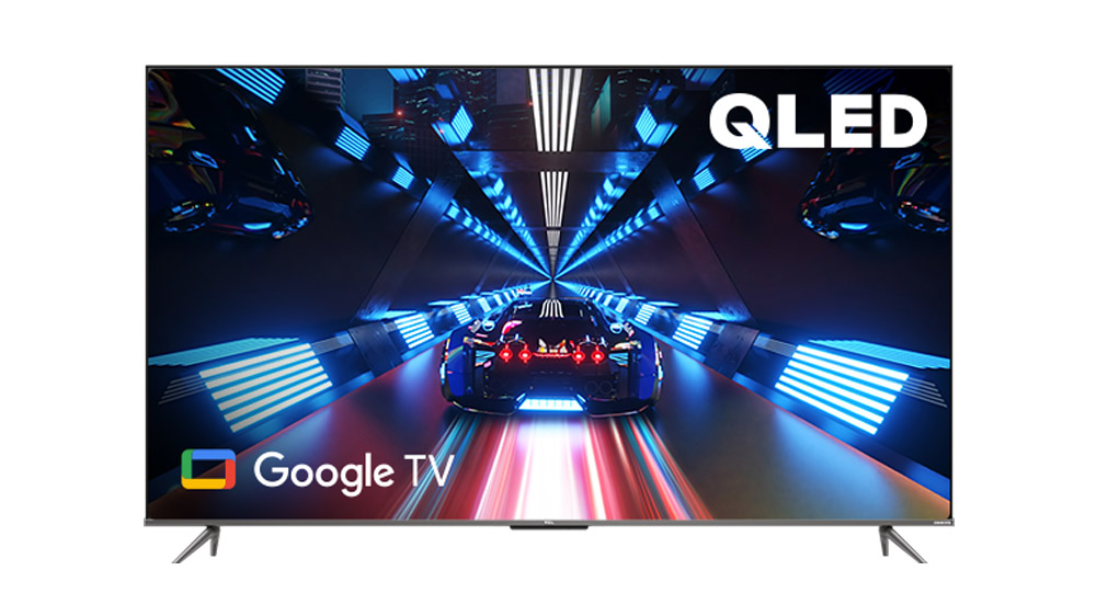 تلویزیون 4K برند TCL مدل C635i که در صفحه نمایش آن تصویری از یک ماشین مسابقه از پشت در تونلی با رنگ‌های آبی مشاهده می‌شود.