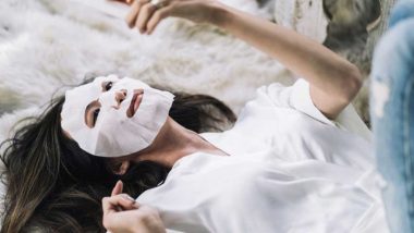 ماسک صورت ورقه ای روی پوست صورت یک خانم در حالت خوابیده