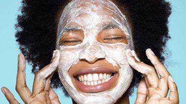 زنی سیاه‌پوست و خندان با صورت ماسک‌زده