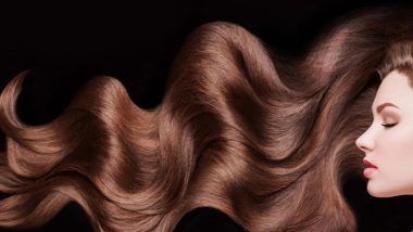 نیم‌رخ زنی با موهای بلند مواج به رنگ شکلاتی
