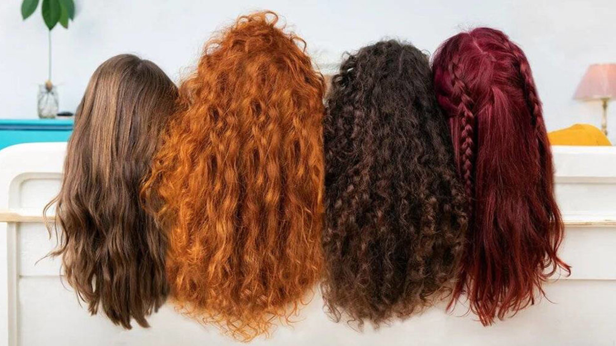 چهار موی خشک فرفری با رنگ‌های متفاوت در کنار یکدیگر