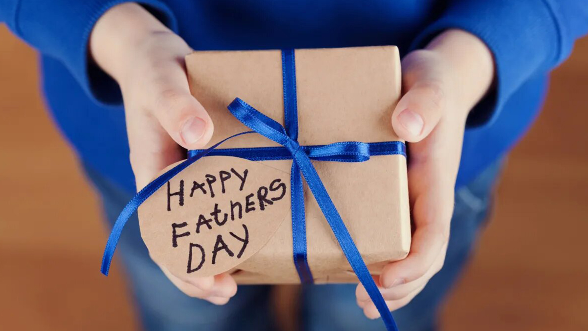 شخصی با لباس آبی درحال هدیه دادن برای روز پدر