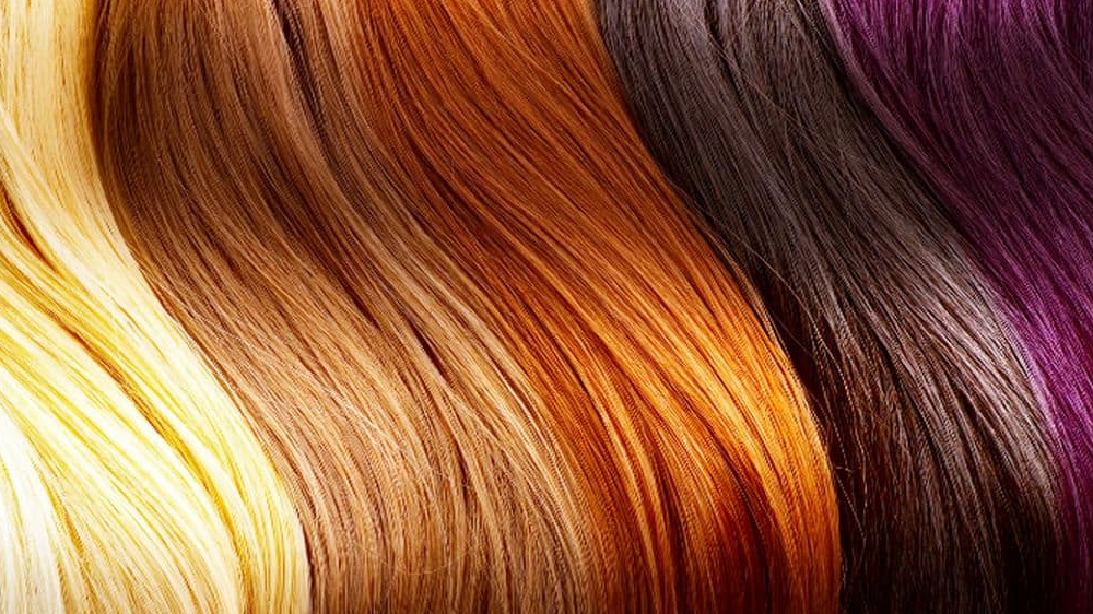 دسته موهای مختلف در کنار هم با تنوع انواع رنگ مو