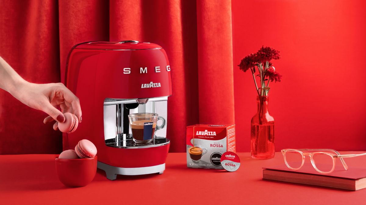 دستگاه قهوه ساز مدل لاواتزای قرمز از برند اسمگ در تم قرمز
