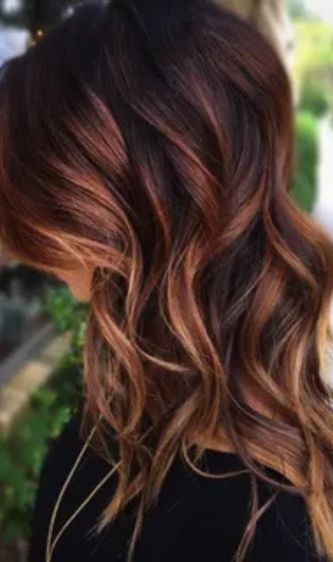 موهای بلند به رنگ قهوه‌ای بلوطی تکنیک بالیاژ