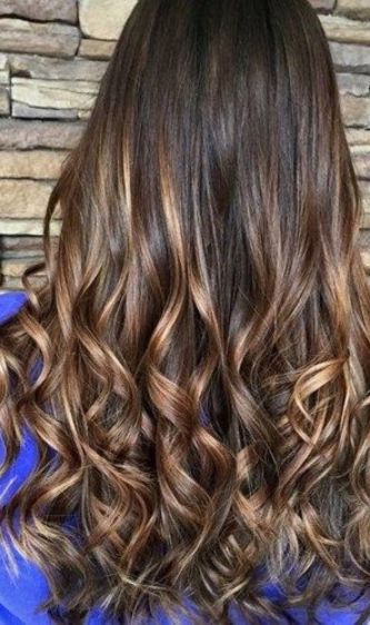 موهای بلند به رنگ قهوه‌ای بلوطی تکنیک آمبره