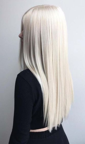 رنگ ک. بلوند نقره‌ای روی موهای صاف خیلی بلند