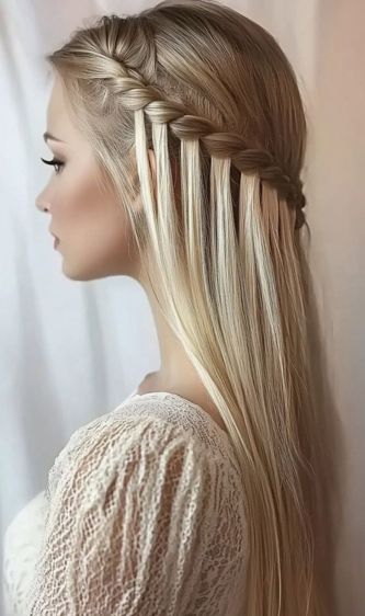 خانمی به موهای بلند به رنگ دودی بلوند که قسمتی از آن بافته شده است.