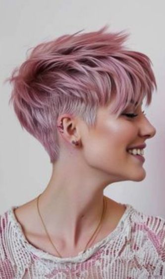 رنگ موی صورتی روی موهای کوتاه پیکسی