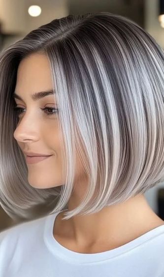 خانمی با موهای کوتاه به سبک باب و رنگ دودی بالیاژ روشن و تیره