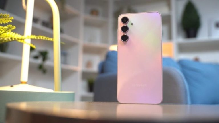 گوشی galaxy a55 صورتی به صورت ایستاده روی یک میز از نمای پایین