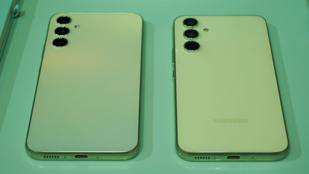 گوشی‌های galaxy a54 و galaxy a34 از نمای پشت در کنار هم